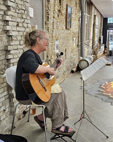 Eveline van Dijk speelt gitaar