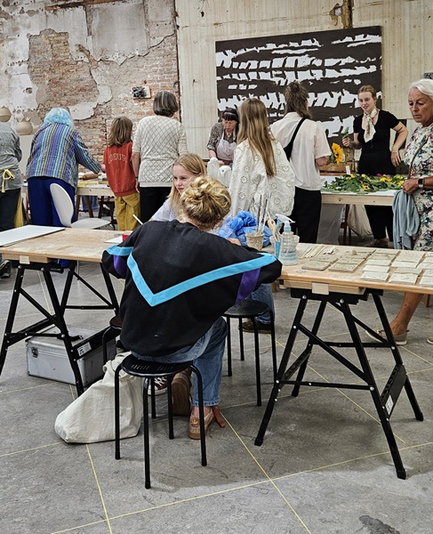 Tegeltjes maken uit klei en workshops papier scheppen en eco printen